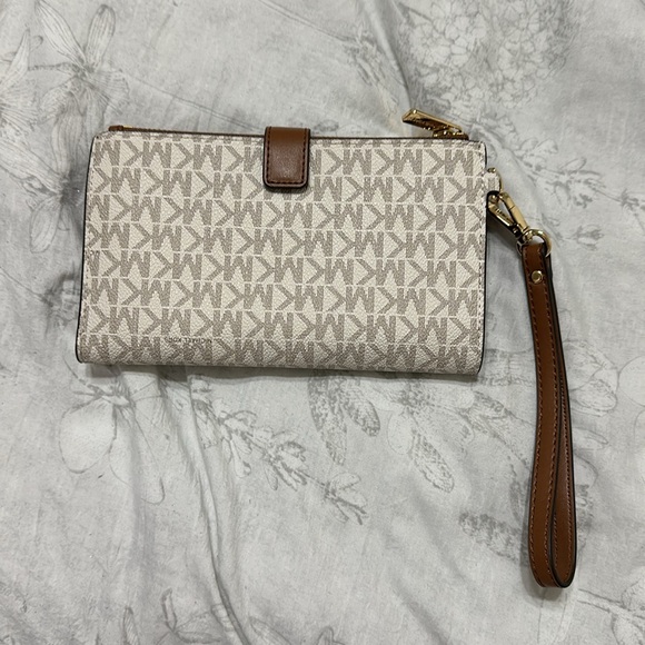 Michael Kors Logo Wallet - Picture 5 of 5